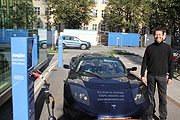 Tankstopp in München: Rafael de Mestre fährt 10.000 km durch Europa mit seinem Tesla (©Foto: Martin Schmitz)